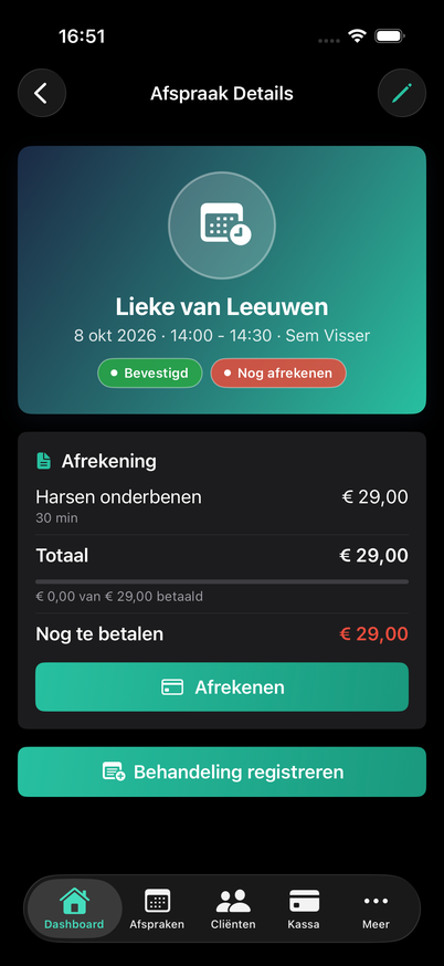Een afspraak in de AuraZenix-app: cliënt, datum, tijd en medewerker, status, de afrekening met het nog te betalen bedrag en de knoppen Afrekenen en Behandeling registreren.